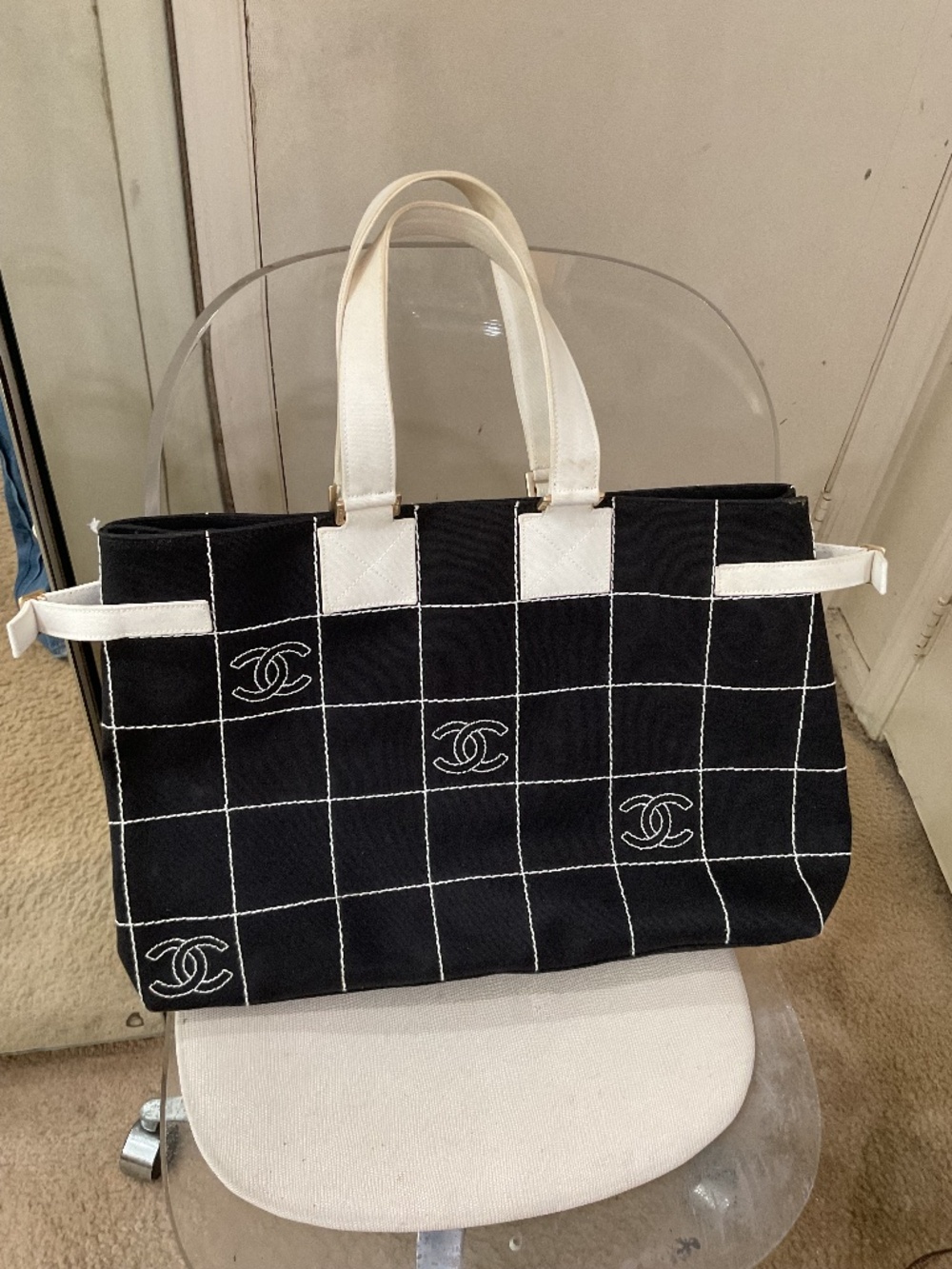 Chanel handbag/bag/tote with larg CC LOGOS